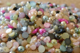 Perles multicolores, aussi disponibles en couleurs individuelles, quelques grandeurs disponibles
