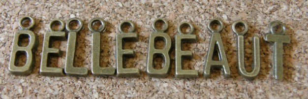 Alphabet complet, une lettre de A à Z, 15x6mm environ, variable selon la lettre
