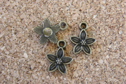 Petite fleur bronze dont les deux côtés sont jolis, 14x10mm