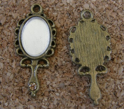 Miroir à main, vrai miroir et pierre enchassée dans le manche, bronze, 30x13mm
